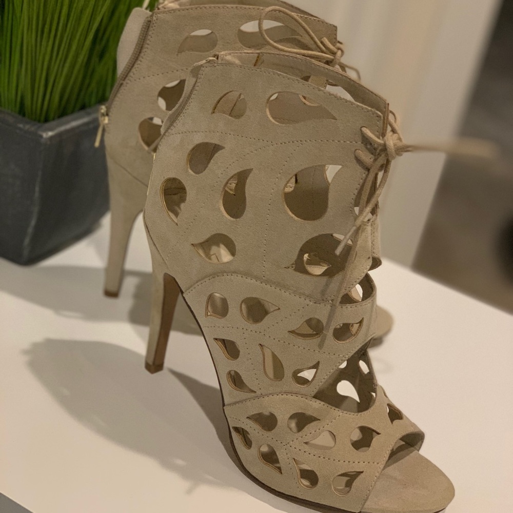 Tan/Cream heels - Picture 2 of 5